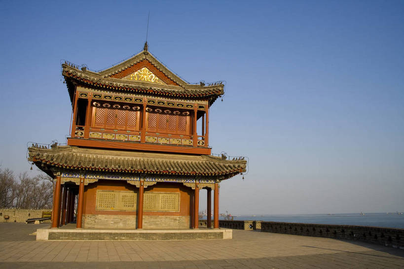 横图,彩色,室外,白天,旅游,度假,名胜古迹,标志建筑,地标,建筑,长城,中国,亚洲,风俗,遗迹,壮观,文化遗产,冬天,古城,辽阔,古典,宏伟,古迹,历史,文物,娱乐,建设,传统,城墙,古建筑,历史建筑,特色,古代,蓝天,天空,天,享受,休闲,广阔,旅游胜地,放松,精神,摄影,城楼,古代建筑,纪念,文明,中国文化,特殊,防御,古文明,东亚,古长城,中华人民共和国,河北省,秦皇岛,抵抗,奇迹,古远,伟大,流传,制度,特别,旅行,传统文化,老龙头,山海关,bj174