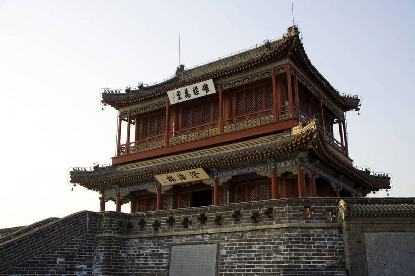 横图,彩色,室外,白天,旅游,度假,名胜古迹,标志建筑,地标,建筑,长城,中国,亚洲,风俗,遗迹,壮观,文化遗产,冬天,古城,辽阔,古典,宏伟,古迹,历史,文物,娱乐,建设,传统,城墙,古建筑,历史建筑,特色,古代,蓝天,天空,天,享受,休闲,广阔,旅游胜地,放松,精神,摄影,城楼,古代建筑,纪念,文明,中国文化,特殊,防御,古文明,东亚,古长城,中华人民共和国,河北省,秦皇岛,抵抗,奇迹,古远,伟大,流传,制度,特别,旅行,传统文化,老龙头,山海关,bj174