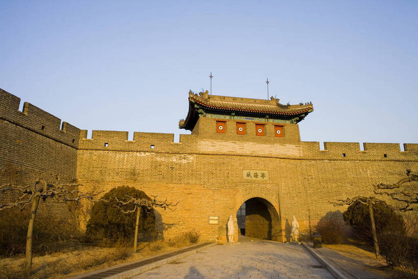 横图,彩色,室外,白天,旅游,度假,名胜古迹,标志建筑,地标,建筑,长城,中国,亚洲,风俗,遗迹,壮观,文化遗产,冬天,古城,辽阔,古典,宏伟,古迹,历史,文物,娱乐,建设,传统,城墙,古建筑,历史建筑,特色,古代,蓝天,天空,天,享受,休闲,广阔,旅游胜地,放松,精神,摄影,城楼,古代建筑,纪念,文明,中国文化,特殊,防御,古文明,东亚,古长城,中华人民共和国,河北省,秦皇岛,抵抗,奇迹,古远,伟大,流传,制度,特别,旅行,传统文化,老龙头,山海关,bj174