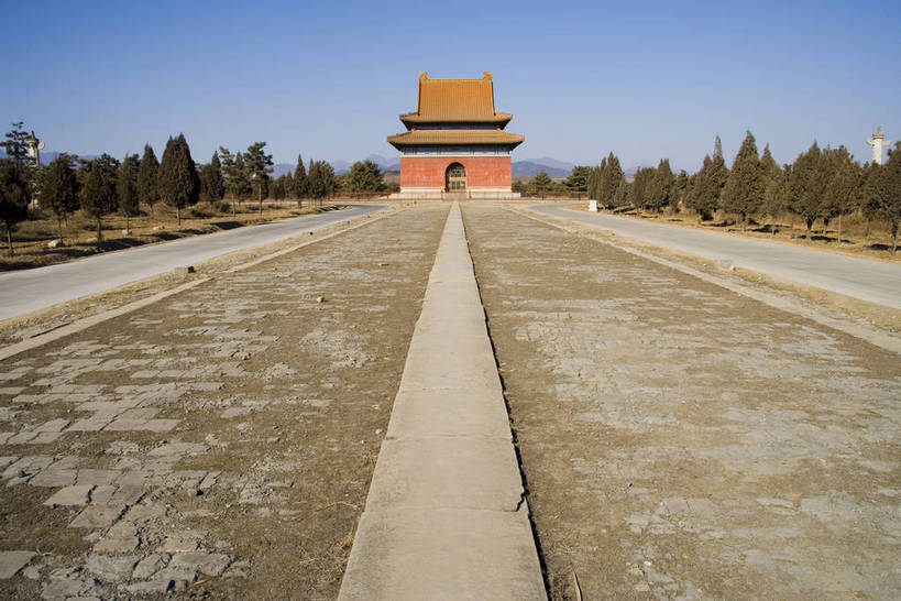 横图,彩色,室外,白天,旅游,度假,神秘,名胜古迹,门,标志建筑,道路,地标,建筑,路,公路,中国,亚洲,花纹,风俗,遗迹,艺术,雕刻,雕像,图案,楼阁,文化遗产,交通,古迹,历史,文物,娱乐,建设,传统,古建筑,享受,休闲,旅游胜地,放松,精神,气派,摄影,古代建筑,权威,陵墓,象征,高贵,美好,拱形门,感受,图样,参观,古文明,东亚,中华人民共和国,权力,河北,威严,权势,伟大,古代文明,制度,特征,皇家,势力,马路,彩图,旅行,皇陵,东陵,清东陵,bj174