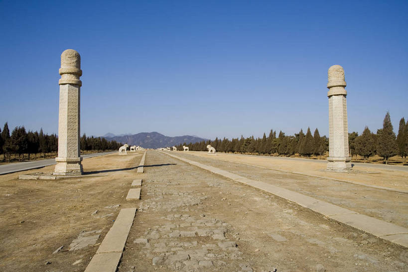 横图,彩色,室外,白天,旅游,度假,神秘,名胜古迹,标志建筑,道路,地标,建筑,路,公路,中国,亚洲,花纹,风俗,遗迹,艺术,雕刻,雕像,图案,柱子,文化遗产,交通,古迹,历史,文物,娱乐,建设,传统,古建筑,石柱,享受,休闲,旅游胜地,放松,精神,气派,摄影,古代建筑,权威,陵墓,象征,高贵,美好,感受,图样,参观,古文明,东亚,中华人民共和国,权力,河北,威严,权势,伟大,古代文明,制度,特征,皇家,势力,马路,彩图,旅行,皇陵,东陵,清东陵,bj174