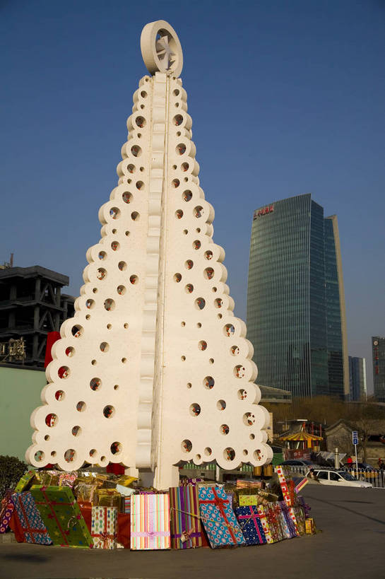 竖图,彩色,室外,白天,仰视,旅游,商务,城市风光,城市,建筑,北京,中国,亚洲,清澈,景观,公寓,现代,现代建筑,路牌,白云,蓝天,天,摩天大厦,商务楼,竖,金融,摄影,大都市,生活方式,现代都市,经济,晴天,矗立,成就,文明,耸立,玻璃幕墙,贸易,幕墙,东亚,发展,中华人民共和国,挺立,繁荣,进步,发达,明澈,清彻,清亮,游览,商业,高楼,bj174