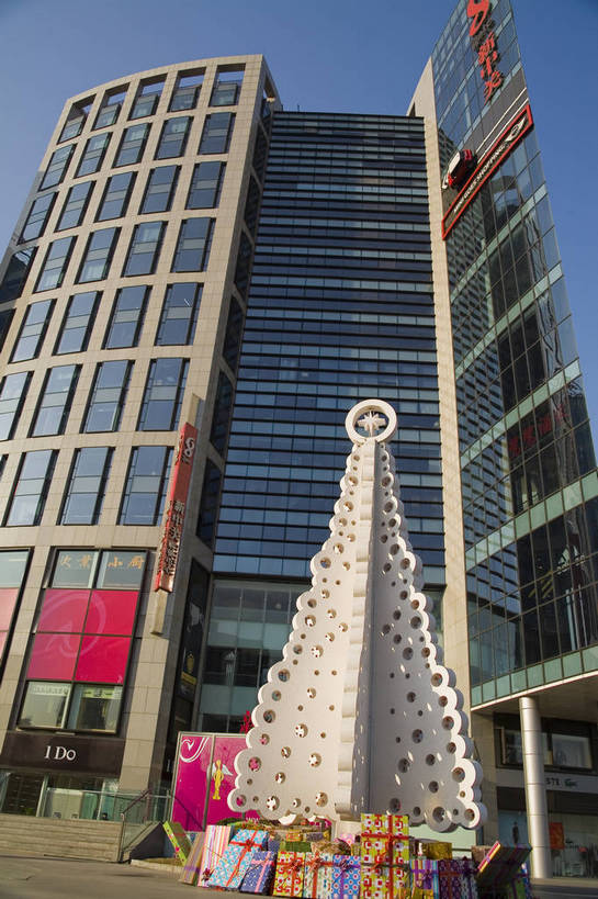 竖图,彩色,室外,白天,仰视,旅游,商务,城市风光,城市,建筑,北京,中国,亚洲,清澈,景观,公寓,现代,现代建筑,路牌,白云,蓝天,天,摩天大厦,商务楼,竖,金融,摄影,大都市,生活方式,现代都市,经济,晴天,矗立,成就,文明,耸立,玻璃幕墙,贸易,幕墙,东亚,发展,中华人民共和国,挺立,繁荣,进步,发达,明澈,清彻,清亮,游览,商业,高楼,bj174