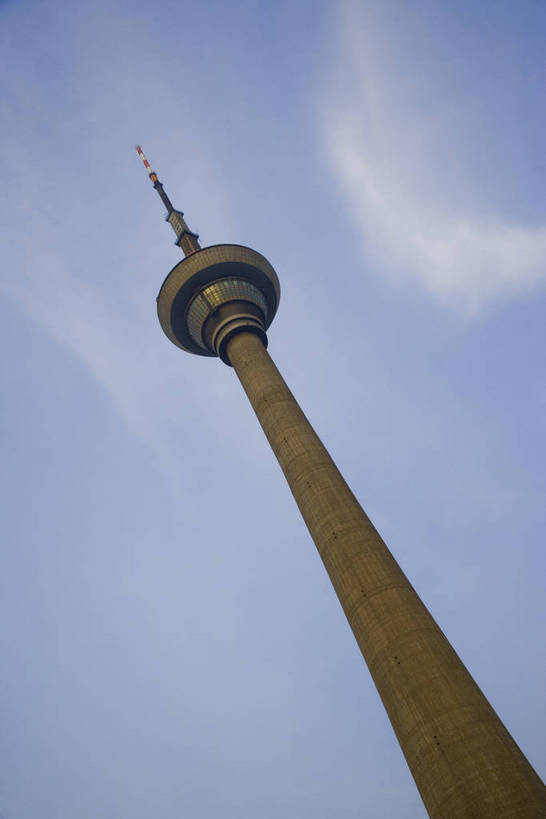 竖图,彩色,室外,白天,仰视,旅游,商务,湖,城市风光,城市,建筑,天津,中国,亚洲,清澈,景观,高塔,公寓,现代,现代建筑,白云,蓝天,湖水,天,摩天大厦,商务楼,竖,金融,摄影,大都市,生活方式,现代都市,经济,晴天,矗立,成就,文明,耸立,电视塔,贸易,东亚,发展,中华人民共和国,挺立,繁荣,进步,发达,明澈,清彻,清亮,游览,商业,高楼,海河,bj174