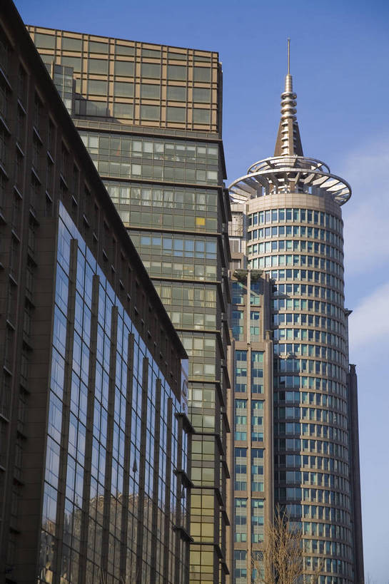 竖图,彩色,室外,白天,仰视,旅游,商务,城市风光,城市,建筑,北京,中国,亚洲,清澈,景观,公寓,现代,现代建筑,路牌,白云,蓝天,天,摩天大厦,商务楼,竖,金融,摄影,大都市,生活方式,现代都市,经济,晴天,矗立,成就,文明,耸立,玻璃幕墙,贸易,幕墙,东亚,发展,中华人民共和国,挺立,繁荣,进步,发达,明澈,清彻,清亮,游览,商业,高楼,朝阳门,bj174