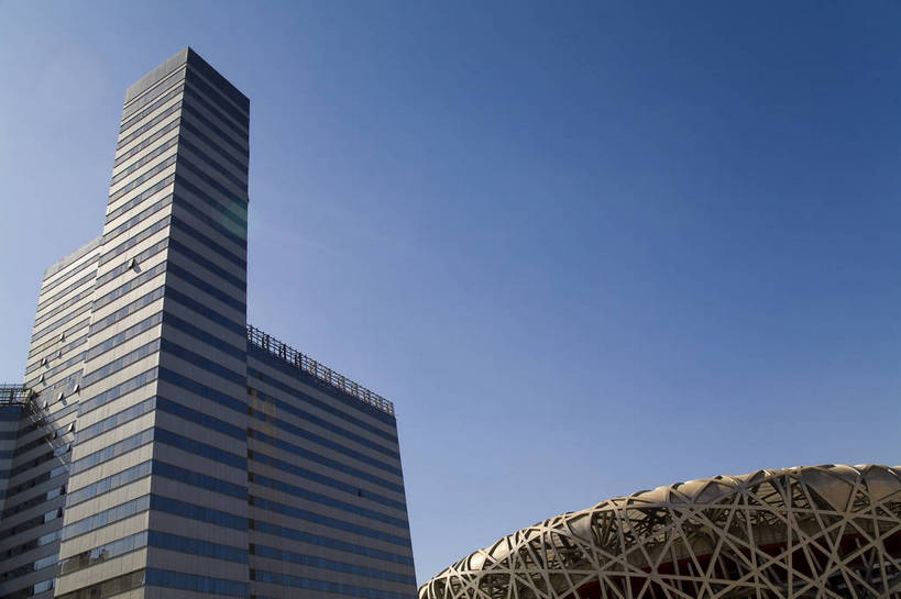 横图,彩色,室外,白天,旅游,度假,商务,办公楼,美景,名胜古迹,城市风光,标志建筑,城市,道路,地标,建筑,街道,摩天大楼,汽车,北京,中国,亚洲,行人,繁华,清澈,遗迹,图片,景观,建筑群,交通,首都,古迹,文物,娱乐,建设,现代,古建筑,现代建筑,蓝天,天空,天,享受,休闲,旅游胜地,景色,放松,金融,运输,摄影,经济,小汽车,玻璃幕墙,贸易,古文明,东亚,发展,中华人民共和国,奥运村,繁荣,进步,发达,明澈,清彻,清亮,马路,彩图,商业,高楼,奥体中心,bj174