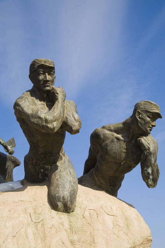 拉,竖图,彩色,室外,旅游,度假,美景,名胜古迹,标志建筑,地标,建筑,雕塑,黄河,中国,亚洲,船夫,劳动,遗迹,雕像,塑像,图片,河岸,景观,文化遗产,冬季,冬天,岸,古迹,历史,文物,娱乐,建设,古建筑,古代,工人,天空,绳子,天,享受,休闲,旅游胜地,景色,放松,竖,摄影,生活方式,绳索,矗立,象征,贫瘠,耸立,古文明,东亚,地貌,陕西,陕西省,中华人民共和国,挺立,西北地区,陕,延安,延安市,古远,冬日,贫苦,劳作,员工,旅行,游览,匠人,劳动者,体力工,地质,船工,纤夫,南泥湾,bj174