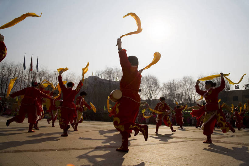 横图,彩色,室外,旅游,度假,美景,名胜古迹,标志建筑,地标,建筑,中国,亚洲,遗迹,民俗,图片,景观,文化遗产,乡村,冬季,冬天,古迹,历史,文物,娱乐,建设,传统,古建筑,民族,特色,古代,天空,自然,天,享受,休闲,旅游胜地,景色,放松,摄影,象征,贫瘠,中国文化,自然风光,特殊,古文明,东亚,地貌,陕西,陕西省,中华人民共和国,革命,西北地区,陕,延安,延安市,革命根据地,腰鼓,古远,冬日,民族舞,旅行,游览,舞蹈,地质,安塞,安塞县,bj174