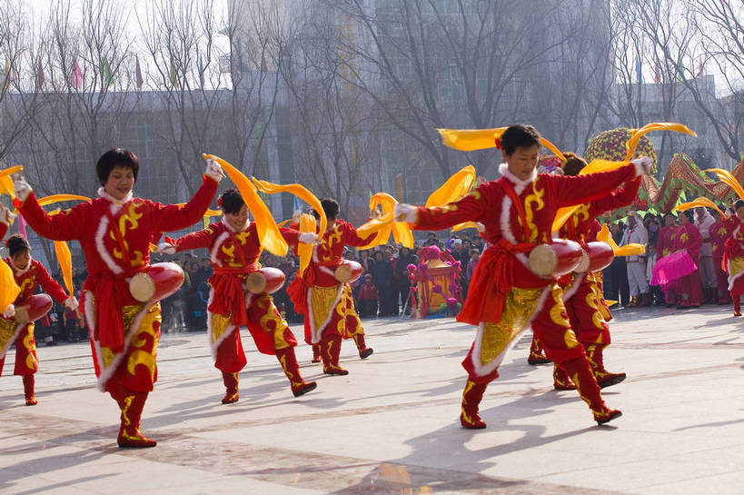 横图,彩色,室外,旅游,度假,美景,名胜古迹,标志建筑,地标,建筑,中国,亚洲,遗迹,民俗,图片,景观,文化遗产,乡村,冬季,冬天,古迹,历史,文物,娱乐,建设,传统,古建筑,民族,特色,古代,天空,自然,天,享受,休闲,旅游胜地,景色,放松,摄影,象征,贫瘠,中国文化,自然风光,特殊,古文明,东亚,地貌,陕西,陕西省,中华人民共和国,革命,西北地区,陕,延安,延安市,革命根据地,腰鼓,古远,冬日,民族舞,旅行,游览,舞蹈,地质,安塞,安塞县,bj174