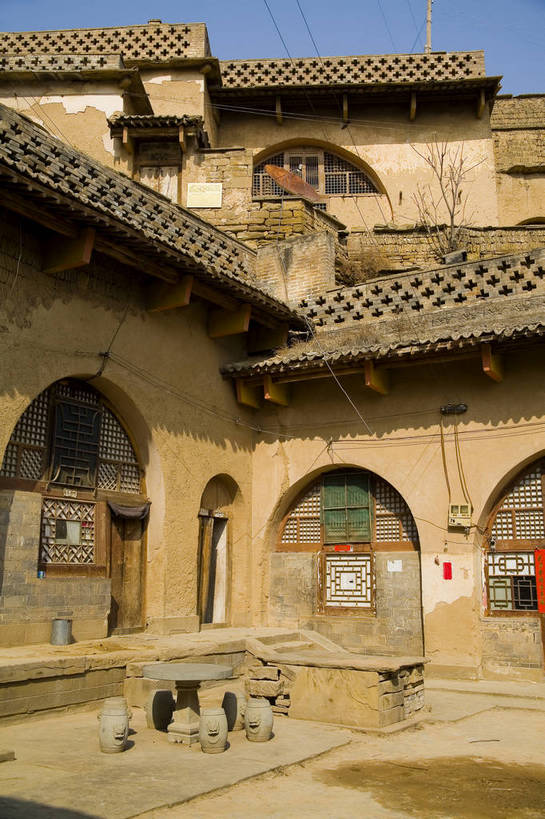 竖图,彩色,室外,特写,旅游,度假,美景,名胜古迹,山脉,标志建筑,地标,建筑,中国,亚洲,遗迹,民俗,图片,庭院,景观,山洞,文化遗产,乡村,冬季,冬天,院子,住所,古迹,历史,文化,文物,娱乐,建设,传统,古建筑,民居,特色,古代,天空,自然,天,享受,休闲,旅游胜地,景色,放松,竖,摄影,古代建筑,居住,矗立,象征,贫瘠,中国文化,自然风光,特殊,耸立,古文明,东亚,地貌,窑洞,陕西,陕西省,中华人民共和国,民族文化,挺立,西北地区,陕,延安,榆林,榆林市,古远,冬日,旅行,游览,地质,传统文化,米脂县,杨家沟,bj174