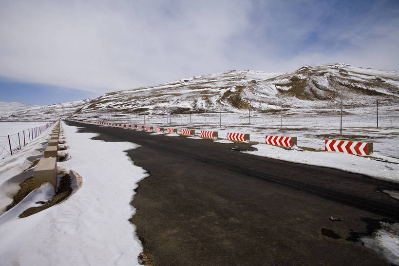 横图,彩色,室外,旅游,山脉,田园,雪,公路,中国,亚洲,覆盖,脚印,图片,大地,雪地,冬天,辽阔,白雪,痕迹,冰冻,蓝天,天空,自然,天,广阔,寒冷,摄影,足迹,清新,自然风光,参观,东亚,甘肃省,中华人民共和国,开阔,行踪,脚迹,甘南,旅行,游览,bj174