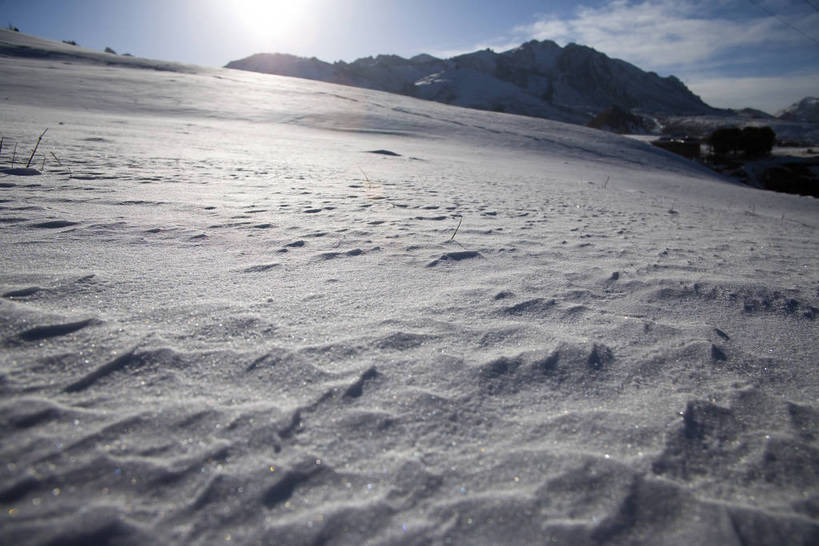横图,彩色,室外,旅游,山脉,田园,雪,公路,中国,亚洲,覆盖,脚印,图片,大地,雪地,冬天,辽阔,白雪,痕迹,冰冻,蓝天,天空,自然,天,广阔,寒冷,摄影,足迹,清新,自然风光,参观,东亚,甘肃省,中华人民共和国,开阔,行踪,脚迹,甘南,旅行,游览,bj174