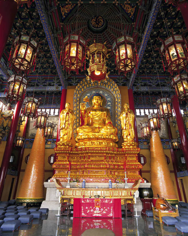 竖图,彩色,室内,旅游,度假,名胜古迹,标志建筑,地标,建筑,北京,中国,亚洲,风俗,节日,遗迹,雕像,佛像,文化遗产,古迹,历史,文化,文物,娱乐,建设,传统,佛,古建筑,祈祷,享受,休闲,健康,旅游胜地,放松,精神,竖,许愿,摄影,宗教,佛教,信仰,古代建筑,纪念,祈求,矗立,象征,美好,耸立,感受,古文明,东亚,挺立,释教,古代文明,制度,特征,平安,彩图,旅行,bj174