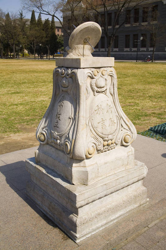 学校,竖图,彩色,室外,白天,旅游,度假,雕塑,北京,中国,亚洲,校园,学府,树,休闲,旅游胜地,景色,竖,摄影,环境,矗立,象征,美好,耸立,东亚,中华人民共和国,挺立,高等学府,特征,旅行,大学,清华园,清华大学,bj174