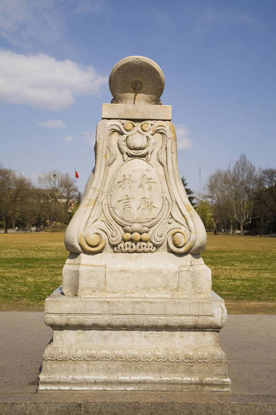 学校,竖图,彩色,室外,白天,旅游,度假,雕塑,北京,中国,亚洲,校园,学府,树,休闲,旅游胜地,景色,竖,摄影,环境,矗立,象征,美好,耸立,东亚,中华人民共和国,挺立,高等学府,特征,旅行,大学,清华园,清华大学,bj174