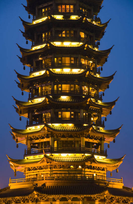 竖图,室外,旅游,度假,湖,名胜古迹,标志建筑,地标,建筑,夜景,桂林,中国,亚洲,遗迹,民俗,景观,文化遗产,建筑群,灯光,古典,古迹,文物,娱乐,建设,古建筑,民居,特色,古镇,享受,休闲,灿烂,旅游胜地,景色,放松,竖,人文景观,古塔,象山,广西,矗立,中国文化,耸立,古文明,东亚,杉湖,广西壮族自治区,中华人民共和国,桂林市,灯火辉煌,挺立,民族建筑,古代文明,象山区,秀峰区,江,旅行,传统文化,桂林山水,桂林日月塔,榕杉湖,榕杉湖景区,金塔银塔,情侣塔,bj174