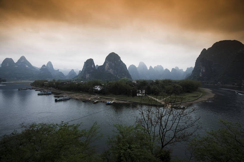 横图,彩色,室外,白天,旅游,度假,美景,名胜古迹,山,标志建筑,地标,建筑,桂林,中国,亚洲,遗迹,景观,渔船,古迹,文物,娱乐,建设,古建筑,江水,游船,自然,享受,休闲,旅游胜地,放松,摄影,广西,美好,自然风光,古文明,东亚,漓江,中华人民共和国,兴坪,江,旅行,bj174