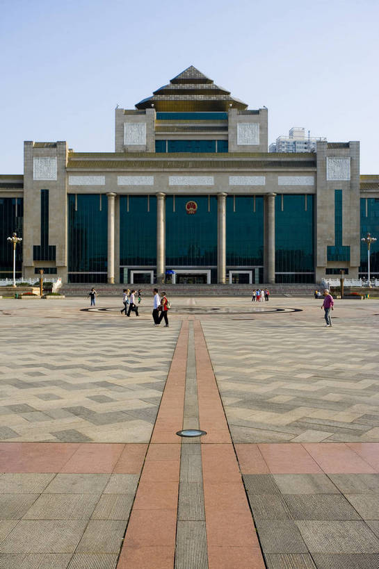 人民大会堂,竖图,彩色,室外,白天,旅游,度假,名胜古迹,天际线,城市风光,标志建筑,城市,道路,地标,建筑,路,公路,中国,亚洲,遗迹,景观,建筑群,交通,都市,古迹,文物,娱乐,建设,现代,古建筑,现代建筑,享受,休闲,旅游胜地,放松,竖,运输,摄影,经济,广西,矗立,耸立,古文明,东亚,发展,南宁,中华人民共和国,挺立,繁荣,进步,发达,马路,旅行,bj174