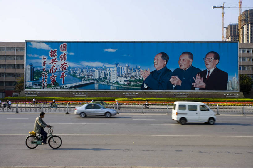 人民大会堂,横图,彩色,室外,白天,旅游,度假,名胜古迹,天际线,城市风光,标志建筑,城市,道路,地标,建筑,路,公路,中国,亚洲,遗迹,景观,建筑群,交通,都市,古迹,文物,娱乐,建设,现代,古建筑,现代建筑,享受,休闲,旅游胜地,放松,运输,摄影,经济,广西,古文明,东亚,发展,南宁,中华人民共和国,繁荣,进步,发达,马路,旅行,bj174