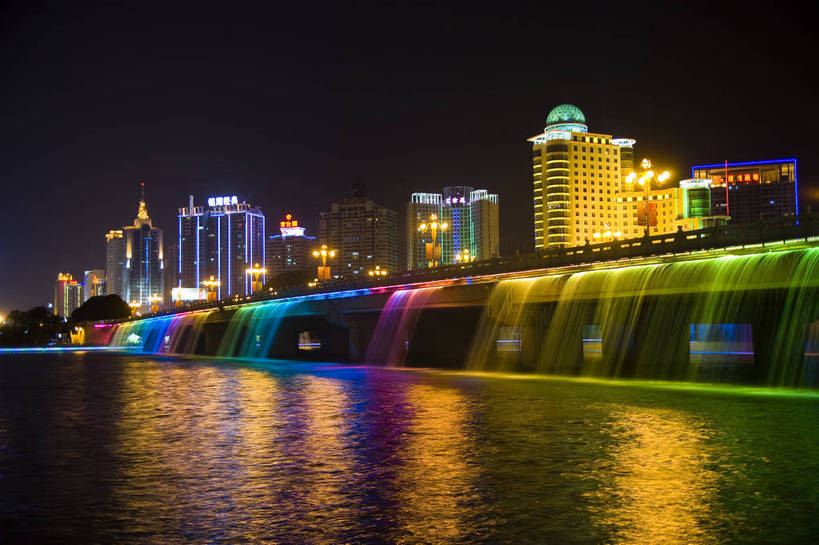 横图,彩色,室外,旅游,度假,名胜古迹,城市风光,标志建筑,城市,道路,地标,建筑,夜景,中国,亚洲,遗迹,景观,建筑群,灯光,交通,都市,古迹,文物,娱乐,建设,现代,古建筑,现代建筑,享受,休闲,灿烂,旅游胜地,放松,运输,摄影,经济,广西,古文明,东亚,发展,南宁,广西壮族自治区,首府,中华人民共和国,桂,华南地区,南宁市,灯火辉煌,繁荣,进步,发达,旅行,青秀区,邕江,南湖大桥,bj174