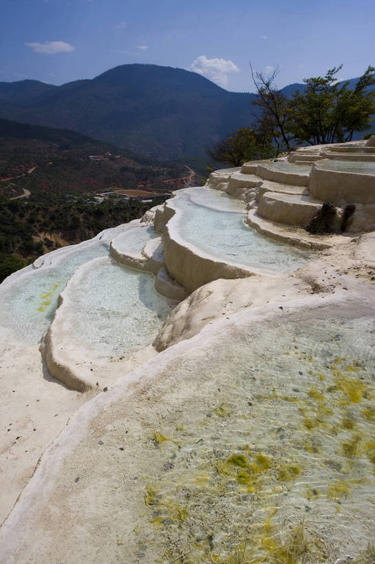 竖图,彩色,旅游,度假,湖,名胜古迹,山,树林,标志建筑,地标,建筑,中国,亚洲,遗迹,景观,云,古迹,文物,娱乐,建设,古建筑,云南,树,天空,自然,湖水,享受,休闲,旅游胜地,景色,放松,竖,摄影,地理,矗立,自然风光,耸立,古文明,东亚,地貌,中华人民共和国,挺立,旅行,地质,白水台,bj174