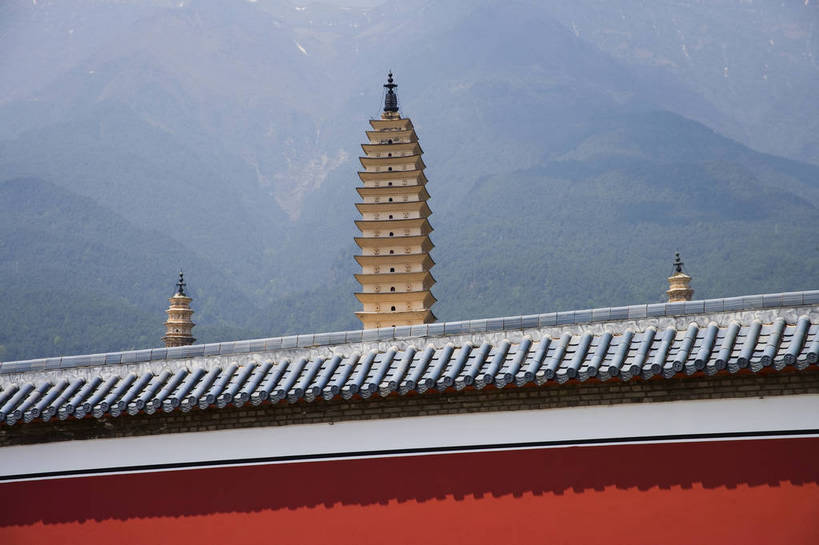 横图,室外,白天,旅游,度假,名胜古迹,标志建筑,地标,建筑,大理,中国,亚洲,遗迹,民俗,景观,文化遗产,建筑群,塔,古典,古迹,文物,娱乐,建设,古建筑,云南,特色,古镇,享受,休闲,旅游胜地,景色,放松,人文景观,古塔,中国文化,古文明,东亚,中华人民共和国,民族建筑,古代文明,旅行,传统文化,三塔,bj174