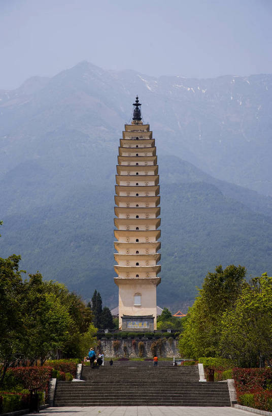 竖图,室外,白天,旅游,度假,名胜古迹,标志建筑,地标,建筑,大理,中国,亚洲,遗迹,民俗,景观,文化遗产,建筑群,塔,古典,古迹,文物,娱乐,建设,古建筑,云南,特色,古镇,享受,休闲,旅游胜地,景色,放松,竖,人文景观,古塔,矗立,中国文化,耸立,古文明,东亚,中华人民共和国,挺立,民族建筑,古代文明,旅行,传统文化,三塔,bj174