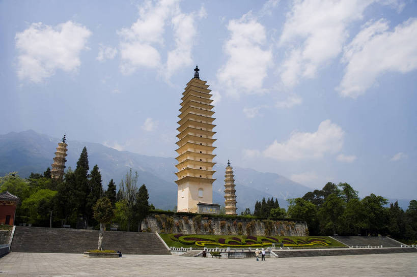 横图,室外,白天,旅游,度假,名胜古迹,标志建筑,地标,建筑,大理,中国,亚洲,遗迹,民俗,景观,文化遗产,建筑群,塔,古典,古迹,文物,娱乐,建设,古建筑,云南,特色,古镇,享受,休闲,旅游胜地,景色,放松,人文景观,古塔,中国文化,古文明,东亚,中华人民共和国,民族建筑,古代文明,旅行,传统文化,三塔,bj174