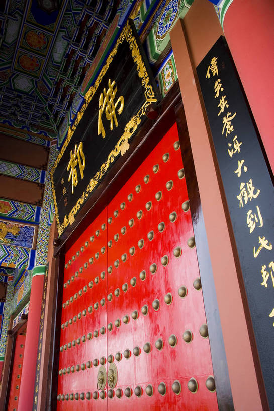 竖图,室外,特写,白天,旅游,度假,名胜古迹,门,标志建筑,地标,建筑,大理,中国,亚洲,局部,遗迹,民俗,大门,文化遗产,建筑群,古典,古迹,文物,娱乐,建设,古建筑,云南,特色,享受,休闲,旅游胜地,放松,竖,人文景观,矗立,中国文化,耸立,古文明,东亚,中华人民共和国,挺立,民族建筑,崇圣寺,古代文明,旅行,传统文化,门匾,三塔,bj174
