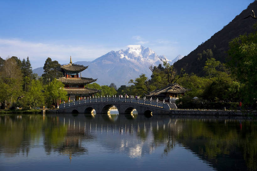 横图,室外,白天,旅游,度假,名胜古迹,山,水,阁楼,标志建筑,地标,建筑,中国,亚洲,遗迹,民俗,亭子,景观,文化遗产,建筑群,桥,古典,潭,古迹,文物,娱乐,建设,古建筑,石桥,云南,特色,古镇,黑龙潭,玉龙雪山,潭水,凉亭,享受,休闲,远景,旅游胜地,景色,放松,人文景观,中国文化,古文明,东亚,中华人民共和国,民族建筑,古代文明,旅行,传统文化,bj174