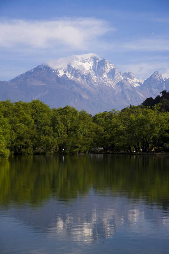 竖图,室外,白天,旅游,度假,名胜古迹,山,水,阁楼,标志建筑,地标,建筑,中国,亚洲,遗迹,民俗,亭子,景观,文化遗产,建筑群,桥,古典,潭,古迹,文物,娱乐,建设,古建筑,石桥,云南,特色,古镇,黑龙潭,玉龙雪山,潭水,凉亭,享受,休闲,远景,旅游胜地,景色,放松,竖,人文景观,矗立,中国文化,耸立,古文明,东亚,中华人民共和国,挺立,民族建筑,古代文明,旅行,传统文化,bj174