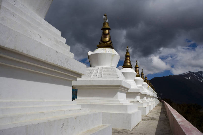 横图,彩色,室外,特写,白天,旅游,度假,名胜古迹,标志建筑,地标,建筑,香格里拉,中国,亚洲,节日,遗迹,民俗,文化遗产,塔,古迹,文化,文物,娱乐,建设,古建筑,梅里雪山,云南,佛塔,特色,白色,祈祷,享受,休闲,健康,旅游胜地,放松,许愿,摄影,宗教,人文景观,佛教,信仰,纪念,祈求,中国文化,古文明,东亚,喇嘛教,藏传佛教,德钦县,中华人民共和国,释教,古代文明,平安,旅行,藏语系佛教,传统文化,西藏佛教,bj174