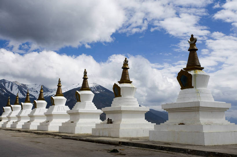 横图,彩色,室外,特写,白天,旅游,度假,名胜古迹,标志建筑,地标,建筑,香格里拉,中国,亚洲,节日,遗迹,民俗,文化遗产,塔,古迹,文化,文物,娱乐,建设,古建筑,梅里雪山,云南,佛塔,特色,白色,祈祷,享受,休闲,健康,旅游胜地,放松,许愿,摄影,宗教,人文景观,佛教,信仰,纪念,祈求,中国文化,古文明,东亚,喇嘛教,藏传佛教,德钦县,中华人民共和国,释教,古代文明,平安,旅行,藏语系佛教,传统文化,西藏佛教,bj174