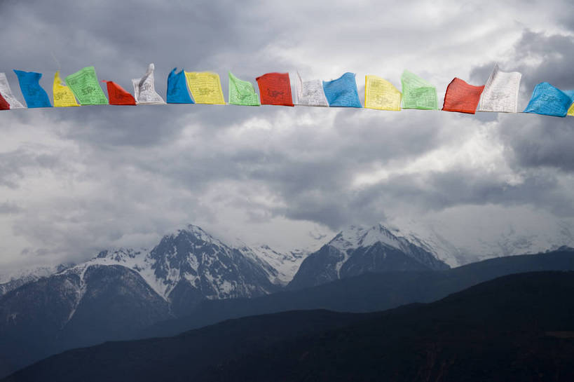 横图,彩色,室外,白天,旅游,度假,名胜古迹,山,雪山,标志建筑,地标,建筑,香格里拉,中国,亚洲,遗迹,景观,山顶,古迹,文物,娱乐,建设,古建筑,金顶,梅里雪山,云南,经幡,自然,享受,休闲,远景,旅游胜地,景色,放松,摄影,地理,自然风光,古文明,东亚,地貌,德钦县,中华人民共和国,旅行,地质,bj174
