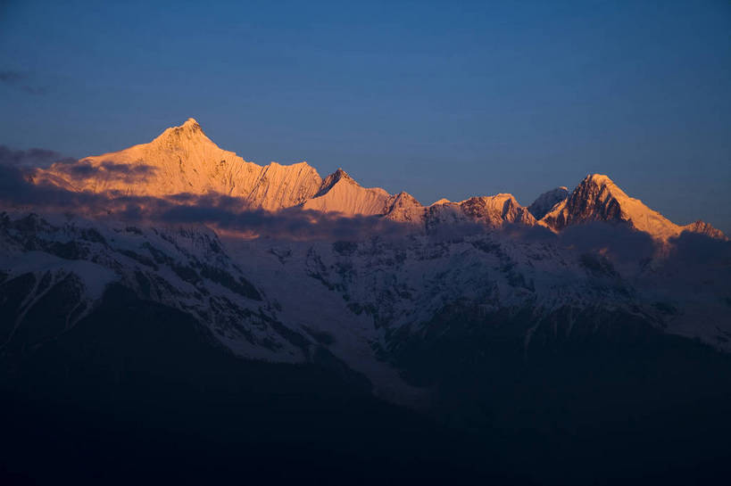 横图,彩色,室外,白天,旅游,度假,名胜古迹,山,雪山,标志建筑,地标,建筑,香格里拉,中国,亚洲,遗迹,景观,山顶,古迹,文物,娱乐,建设,古建筑,金顶,梅里雪山,云南,自然,享受,休闲,远景,旅游胜地,景色,放松,摄影,地理,自然风光,古文明,东亚,地貌,德钦县,中华人民共和国,旅行,地质,bj174