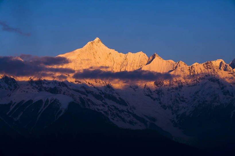 横图,彩色,室外,白天,旅游,度假,名胜古迹,山,雪山,标志建筑,地标,建筑,香格里拉,中国,亚洲,遗迹,景观,山顶,古迹,文物,娱乐,建设,古建筑,金顶,梅里雪山,云南,自然,享受,休闲,远景,旅游胜地,景色,放松,摄影,地理,自然风光,古文明,东亚,地貌,德钦县,中华人民共和国,旅行,地质,bj174