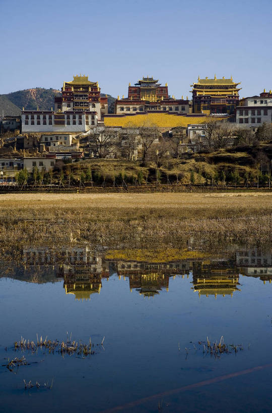 竖图,彩色,室外,白天,旅游,湖,标志建筑,地标,建筑,香格里拉,中国,亚洲,民俗,湖畔,景观,文化遗产,古城,建筑群,古典,建设,迪庆,云南,民居,特色,古镇,远景,景色,竖,摄影,人文景观,矗立,中国文化,耸立,东亚,松赞林寺,中华人民共和国,挺立,民族建筑,古代文明,旅行,传统文化,bj174