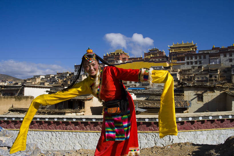 横图,彩色,室外,白天,旅游,跳舞,标志建筑,地标,建筑,香格里拉,中国,亚洲,民俗,景观,文化遗产,古城,建筑群,古典,建设,迪庆,云南,民居,少数民族,民族,特色,古镇,远景,景色,摄影,人文景观,大众,中国文化,群众,藏族,东亚,松赞林寺,中华人民共和国,民族建筑,古代文明,人民,女孩,旅行,传统文化,中国少数民族,bj174