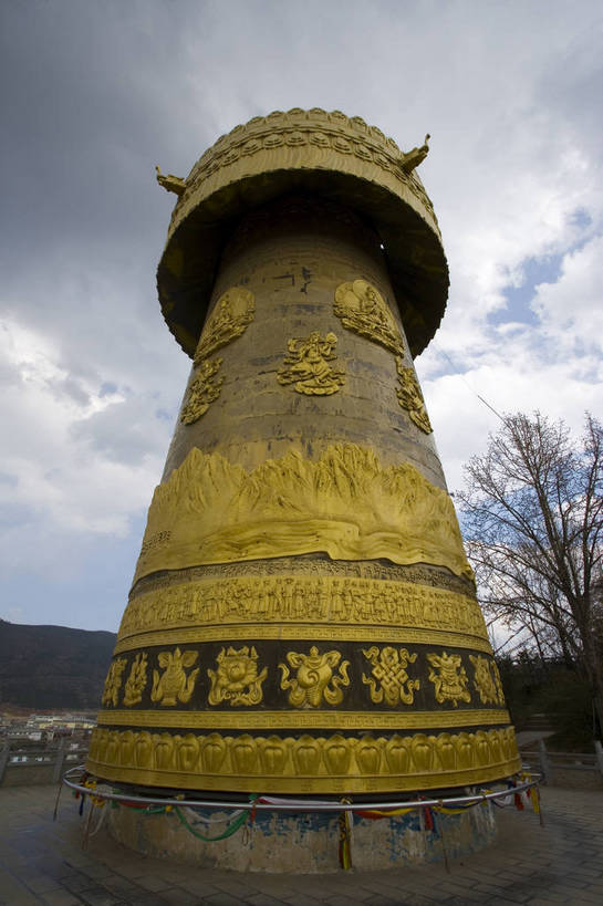 竖图,彩色,室外,白天,旅游,标志建筑,地标,建筑,香格里拉,中国,亚洲,民俗,景观,文化遗产,建筑群,塔,古典,建设,迪庆,云南,特色,景色,竖,摄影,人文景观,古塔,矗立,中国文化,耸立,东亚,中华人民共和国,挺立,民族建筑,古代文明,旅行,传统文化,bj174