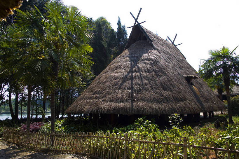 横图,彩色,室外,特写,白天,旅游,标志建筑,地标,建筑,昆明,中国,亚洲,民俗,草屋,文化遗产,建筑群,古典,建设,云南,特色,摄影,人文景观,中国文化,昆明市,东亚,云南省,中华人民共和国,省会,西南地区,民族建筑,滇,古代文明,旅行,西山区,传统文化,云南民族村,bj174