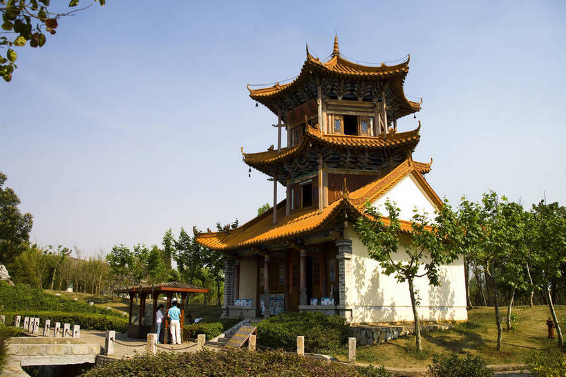 横图,彩色,室外,白天,旅游,树林,标志建筑,地标,建筑,昆明,中国,亚洲,民俗,文化遗产,建筑群,古典,建设,云南,特色,树,摄影,人文景观,中国文化,昆明市,东亚,云南省,中华人民共和国,省会,西南地区,民族建筑,滇,古代文明,旅行,西山区,传统文化,云南民族村,bj174