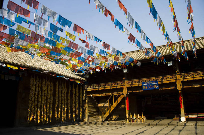 横图,彩色,室外,白天,旅游,树林,标志建筑,地标,建筑,昆明,中国,亚洲,民俗,文化遗产,建筑群,古典,建设,云南,特色,树,摄影,人文景观,中国文化,昆明市,东亚,云南省,中华人民共和国,省会,西南地区,民族建筑,滇,古代文明,旅行,西山区,传统文化,云南民族村,bj174