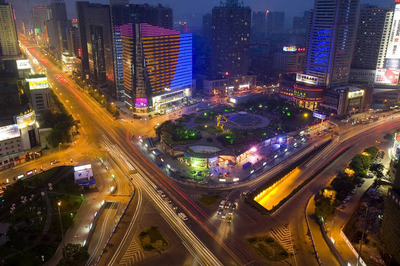 横图,室外,白天,旅游,度假,名胜古迹,城市风光,标志建筑,城市,大厦,道路,地标,建筑,夜景,中国,亚洲,遗迹,景观,建筑群,灯光,交通,都市,古迹,文物,娱乐,建设,现代,古建筑,现代建筑,享受,休闲,灿烂,旅游胜地,放松,运输,经济,鸟瞰,古文明,东亚,发展,湖南,湖南省,中华人民共和国,省会,灯火辉煌,华中地区,长沙,长沙市,湘,繁荣,进步,发达,旅行,长沙芙蓉广场,bj174