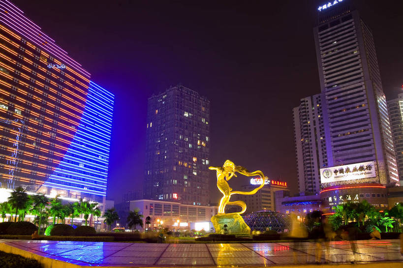 横图,室外,白天,旅游,度假,名胜古迹,城市风光,标志建筑,城市,大厦,道路,地标,建筑,夜景,雕塑,中国,亚洲,遗迹,艺术,装饰,雕刻,雕像,景观,建筑群,灯光,交通,都市,古迹,文物,娱乐,建设,现代,古建筑,现代建筑,工艺品,享受,休闲,灿烂,旅游胜地,放松,运输,经济,纪念,美术,主题,城市广场,陈列,古文明,东亚,发展,湖南,湖南省,中华人民共和国,省会,功能,美学,灯火辉煌,华中地区,长沙,长沙市,湘,繁荣,进步,发达,旅行,长沙芙蓉广场,bj174