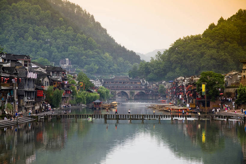 横图,彩色,室外,白天,旅游,度假,名胜古迹,山,标志建筑,地标,建筑,船,中国,亚洲,遗迹,民俗,图片,文化遗产,建筑群,木桥,古典,古迹,文物,娱乐,建设,古建筑,民居,游船,树木,古镇,享受,休闲,旅游胜地,放松,摄影,美好,文明,中国文化,古文明,东亚,湖南,凤凰镇,中华人民共和国,幽静,江,旅行,传统文化,bj174