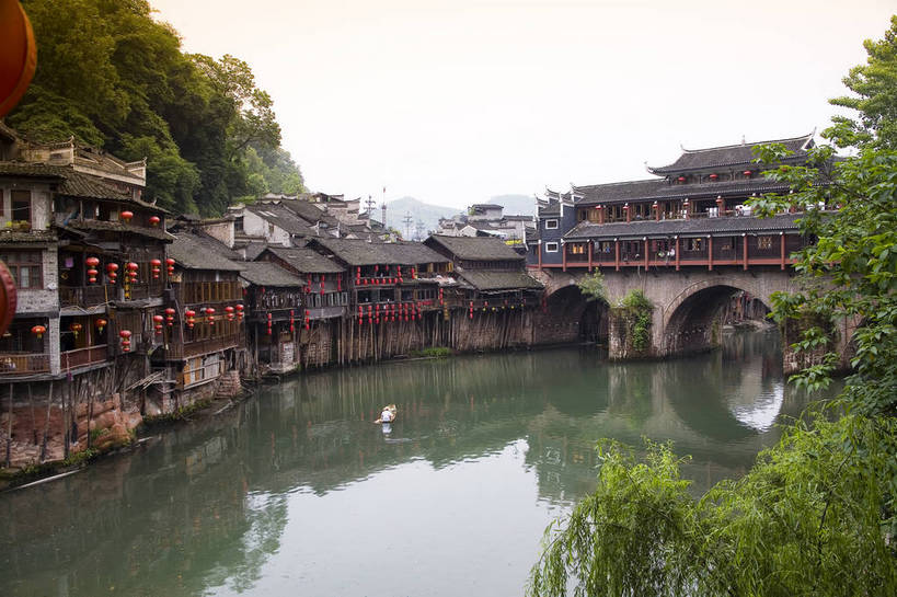 横图,彩色,室外,白天,旅游,度假,名胜古迹,山,标志建筑,地标,建筑,船,中国,亚洲,遗迹,民俗,图片,文化遗产,建筑群,古典,古迹,文物,娱乐,建设,古建筑,民居,游船,树木,古镇,享受,休闲,旅游胜地,放松,摄影,美好,文明,中国文化,古文明,东亚,湖南,凤凰镇,中华人民共和国,幽静,江,旅行,传统文化,bj174