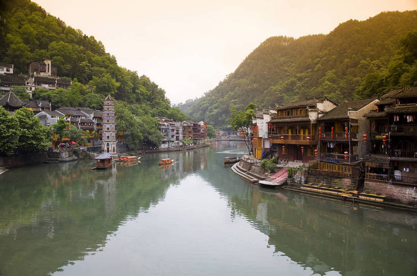 横图,彩色,室外,白天,旅游,度假,名胜古迹,山,标志建筑,地标,建筑,船,中国,亚洲,遗迹,民俗,图片,文化遗产,建筑群,塔,古典,古迹,文物,娱乐,建设,古建筑,民居,游船,树木,古镇,享受,休闲,旅游胜地,放松,摄影,古塔,美好,文明,中国文化,古文明,东亚,湖南,凤凰镇,中华人民共和国,幽静,江,旅行,传统文化,bj174