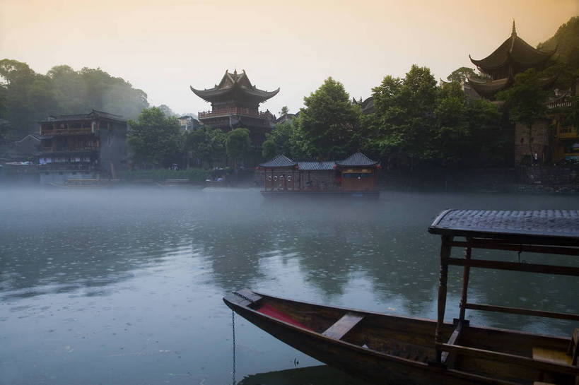 横图,彩色,室外,白天,旅游,度假,名胜古迹,山,雾,标志建筑,地标,建筑,船,中国,亚洲,遗迹,民俗,图片,文化遗产,建筑群,古典,古迹,文物,娱乐,建设,古建筑,民居,游船,树木,古镇,享受,休闲,旅游胜地,薄雾,放松,摄影,美好,文明,中国文化,古文明,东亚,湖南,凤凰镇,中华人民共和国,幽静,江,旅行,传统文化,bj174