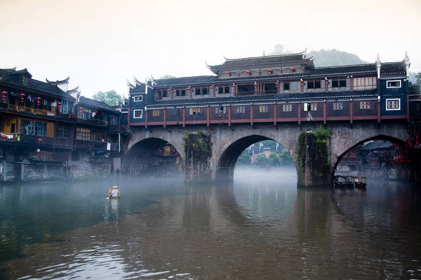 横图,彩色,室外,白天,旅游,度假,名胜古迹,山,雾,标志建筑,地标,建筑,船,中国,亚洲,遗迹,民俗,图片,文化遗产,建筑群,古典,古迹,文物,娱乐,建设,古建筑,民居,游船,树木,古镇,享受,休闲,旅游胜地,薄雾,放松,摄影,美好,文明,中国文化,古文明,东亚,湖南,凤凰镇,中华人民共和国,幽静,江,旅行,传统文化,bj174