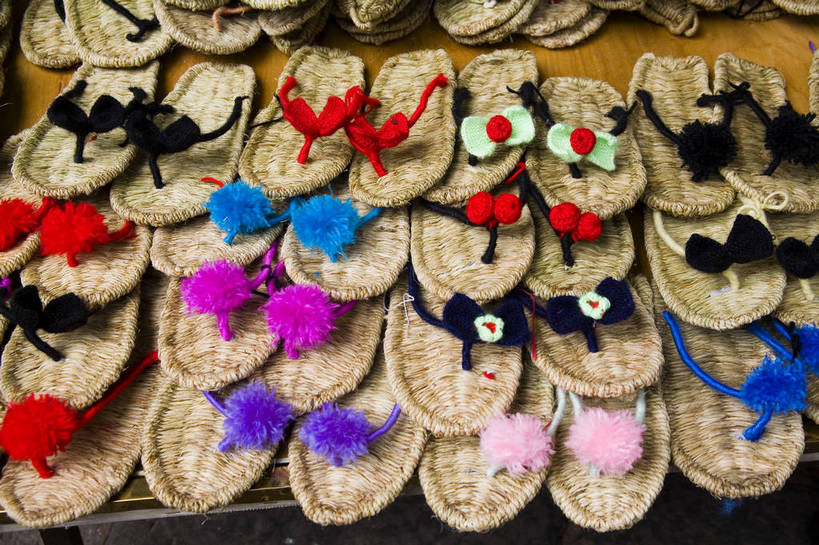 横图,彩色,室外,白天,鞋,旅游,中国,亚洲,民俗,图片,文化遗产,特产,工艺品,摄影,草鞋,文明,中国文化,东亚,湖南,凤凰镇,中华人民共和国,旅行,传统文化,bj174